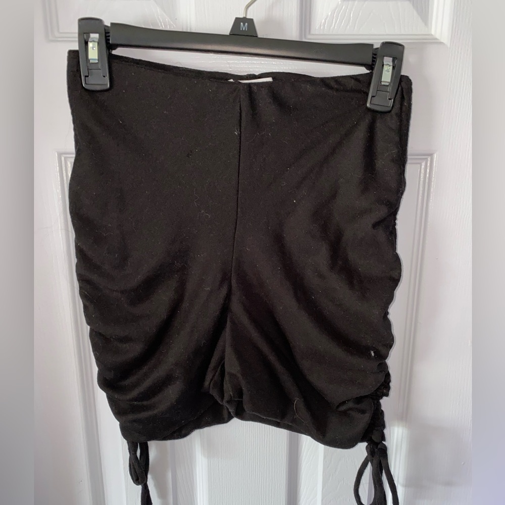Woman’s Black Side scrunched shorts